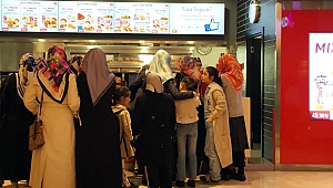 FAST-FOOD ZİNCİRİ GÖRENLERİ ŞAŞIRTIYOR!