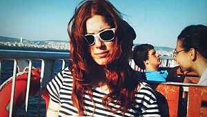 ÜNLÜ MÜZİK YAZARINA METRODA TEKMELİ SALDIRI!