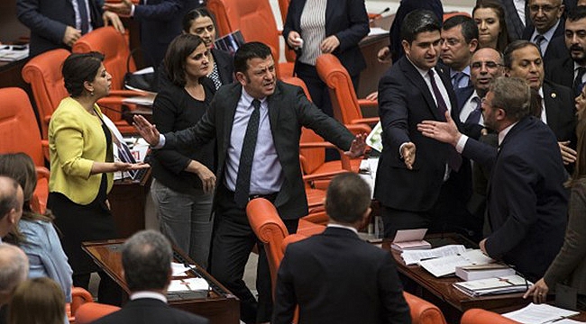 AK PARTİLİ VE HDP'Lİ VEKİLLERİN ARASINDA CHP'LİLER GİRDİ!