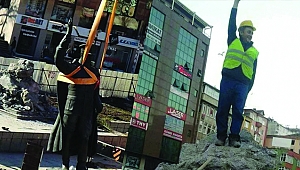 ATATÜRK HEYKELİNİ İNDİRDİ GÖZALTINA ALINDI !