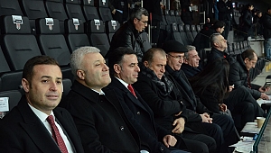 CHP'Lİ VEKİLLERDE MAÇI İZLEDİ