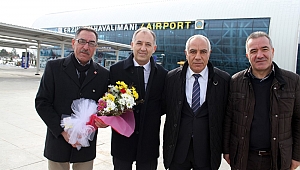 ÇİÇEKLE KARŞILANDILAR