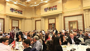 DÜZENLEDİĞİ GECEYE KATILDI