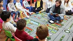EKRANIN SEVİLEN YÜZÜ MİNİKLERLE BULUŞTU