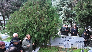 ESKİ BAŞKAN MEZARI BAŞINDA ANILDI