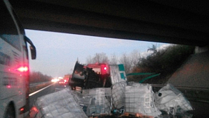 KİMYASAL MADDELER YOLA SAÇILDI