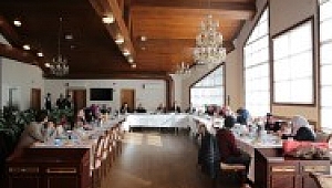 ŞEHİT AİLELERİNİ AĞIRLADI