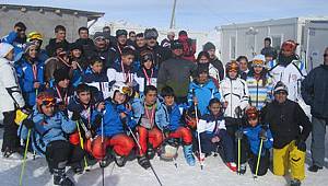 Hakkari'de Çocuklara Kayak Eğitimi