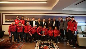 CEVİZLİ ANADOLU SPOR KULÜBÜ YÖNETİMİ VE FUTBOLCULARINDAN BAŞKAN ALTINOK ÖZ’E ZİYARET KB