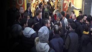 Polisin Kadıköy'de 'HAYIR' bildirisi dağıtanlara silah çektiği an 