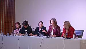 Anneler çocukları için ayakta 