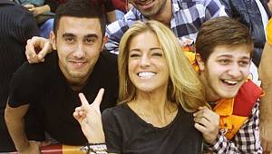 Burcu Esmersoy'a tribünden yoğun ilgi