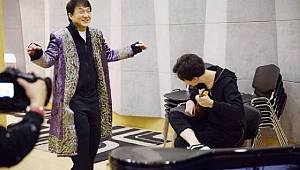 Jackie Chan'e dombıra çalıp kaftan hediye etti