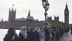 Londra'da Müslüman kadınlar teröre karşı zincir oluşturdu