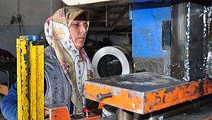 Metale şekil veren kadın patron