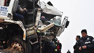 Kamyonlar kafa kafaya çarpıştı: 1 ölü, 1 yaralı