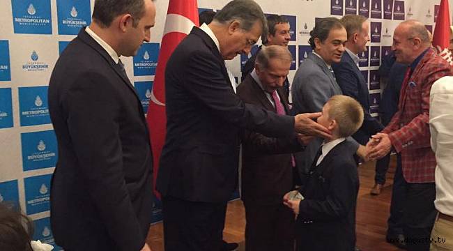 Altınok Öz Kimi Övdü ?