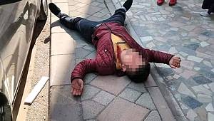 Sokak Ortasında Bıçağı Göğsüne Sapladı!