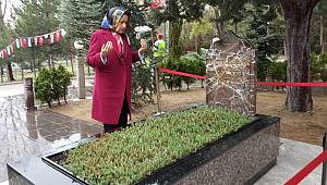 Türkeş’in kabrine ziyaret