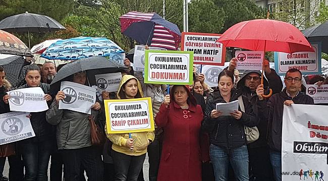 Veliler okulun imam hatibe çevrilmesine tepki gösterdi