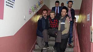 Yaşlı Adam, Oy Kullanacağı Sınıfa Kucakta Taşındı