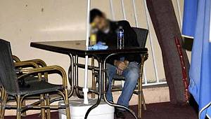 Limonatanın Yarısını İçti, Masada Öldü