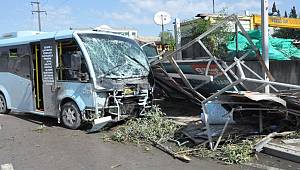 Minibüste can pazarı: 7 yaralı Kaynak: Minibüste can pazarı: 7 yaralı 