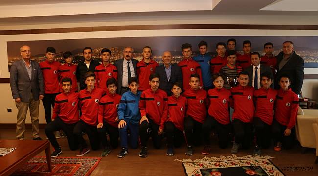 ŞAMPİYON KARTAL BELEDİYESPORLULAR’DAN BAŞKAN ALTINOK ÖZ’E ZİYARET