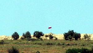 Suriye sınırına Rus bayrağı çekildi, asker alarma geçti