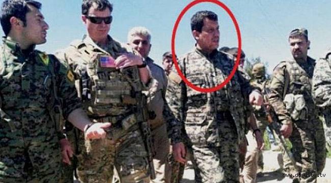 ABD'li komutanla poz veren terörist öldürüldü