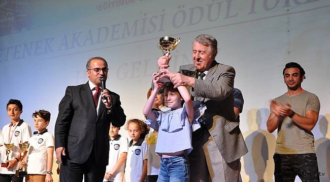 Ahmet Şimşek'ten Başarılı Öğrencilere Övgü