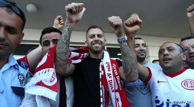 Antalyasporlu Taraftarlar, Yeni Transfer Menez'i Havalimanında Karşıladı