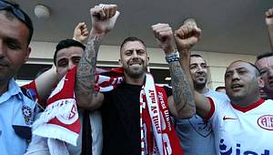 Antalyasporlu Taraftarlar, Yeni Transfer Menez'i Havalimanında Karşıladı