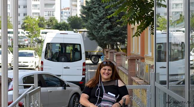 Engelleri babasıyla aşıyor