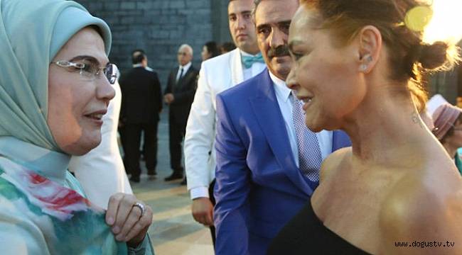 Erdoğan'ın İftarına Hülya Avşar'ın Kıyafeti Damga Vurdu