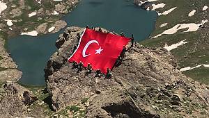 Mehmetçik 'girilemez' denilen yerde dev Türk bayrağı açtı