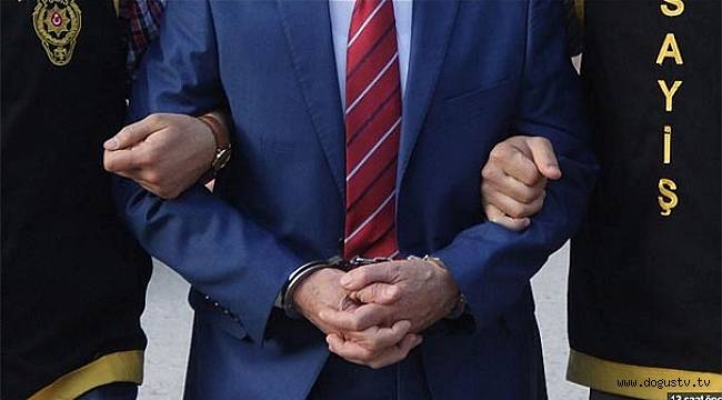 O müdür sarayın kapılarını darbecilere açmış