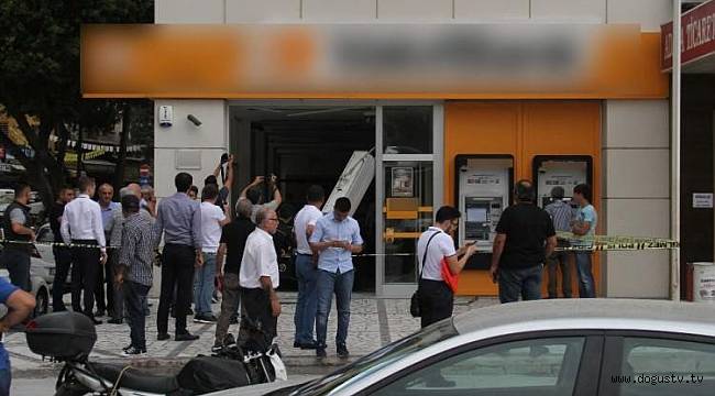 Otomobil bankaya girdi... Yaralılar var!