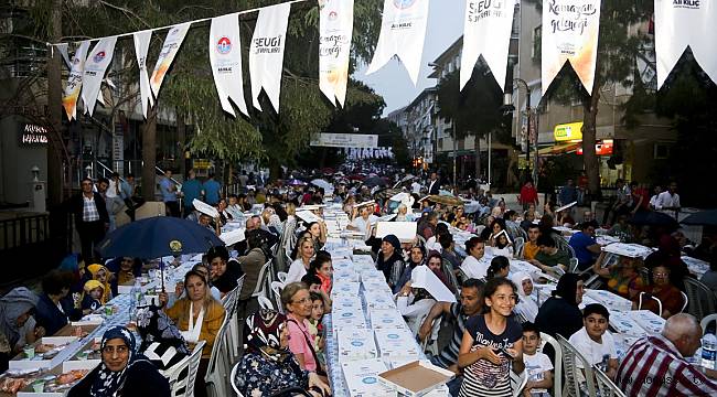 Yağmur altında iftar keyfi..