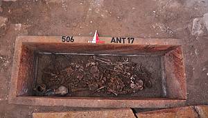 Edremit'te 2500 yıllık mezar açıldı!