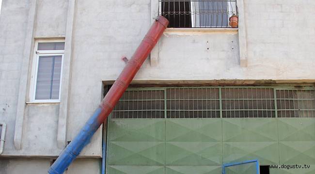 Evine 'çöp boru hattı' kurdu