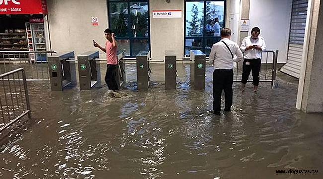 İstanbul'da metro istasyonlarını su bastı