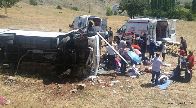 Kayseri'de tur midibüsü devrildi! Çok sayıda yaralı var.