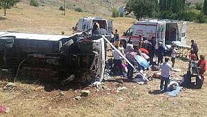 Kayseri'de tur midibüsü devrildi! Çok sayıda yaralı var.