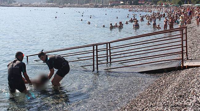 Oynuyor zannettikleri gencin cesedi sahile vurdu