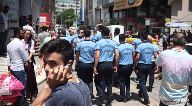 Seyyar satıcılarla zabıtalar birbirine girdi!