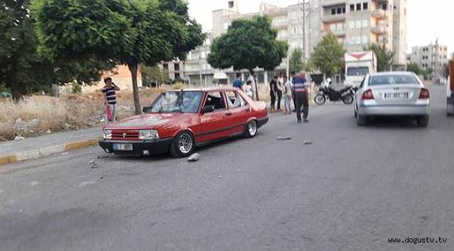 Sinir krizi geçiren genç otomobilini taşladı