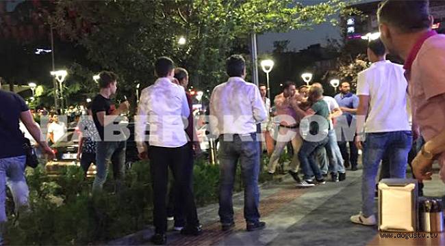Şortlu Kızı Taciz Etmeye Kalkan Saldırgana Meydan Dayağı
