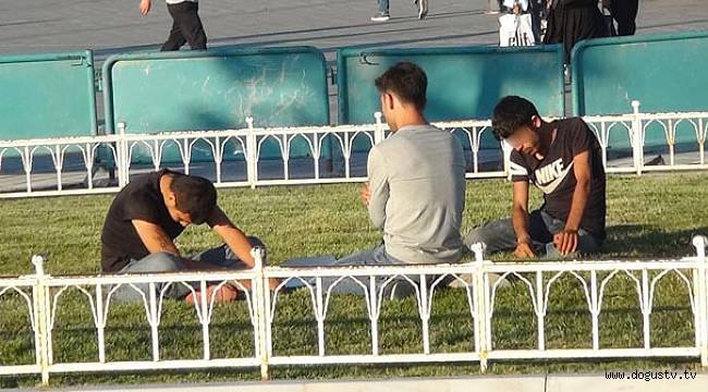 Taksim'de güpegündüz bonzai içen gençler kendinden geçti