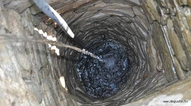 Yılanları çıkarmak için kuyuya 21 ton su bastılar